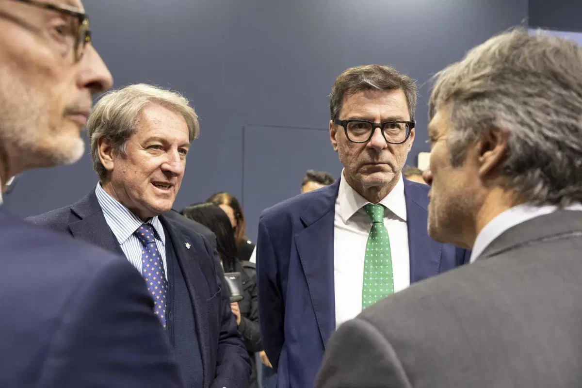 Giancarlo Giorgetti, Ministro dell'Economia, in visita allo stand Federmoto a EICMA (2)