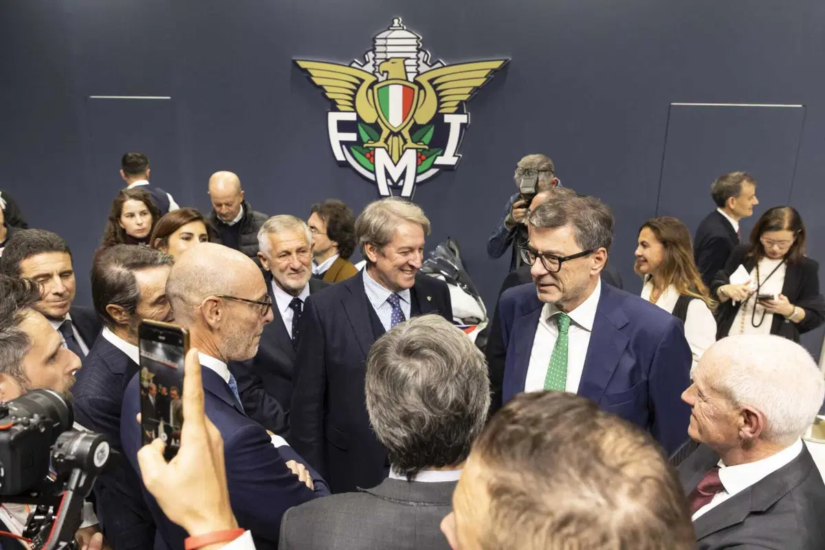Giancarlo Giorgetti, Ministro dell'Economia, in visita allo stand Federmoto a EICMA (3)