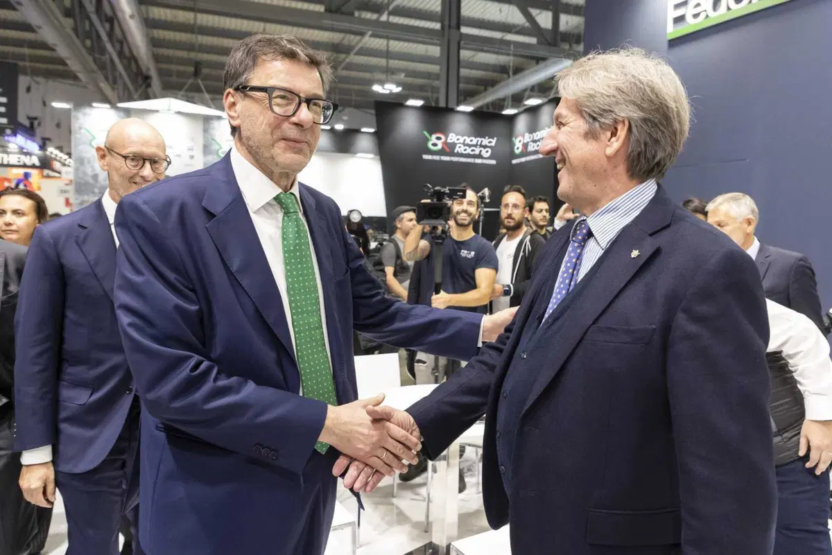 Giancarlo Giorgetti, Ministro dell'Economia, in visita allo stand Federmoto a EICMA (4)