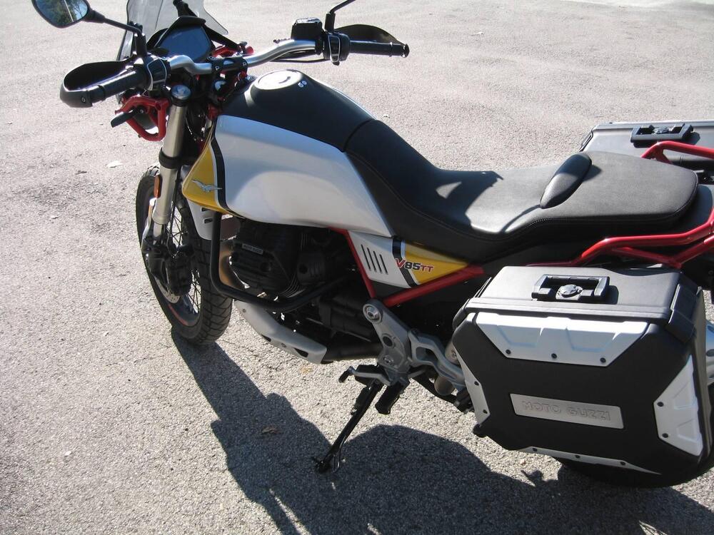 Moto Guzzi V85 TT Evocative Graphics (2019 - 20) (5)