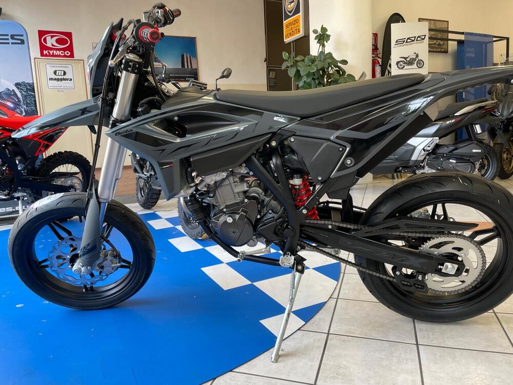 Betamotor RR 125 4T Motard T - X Special Edition (2025) (2)