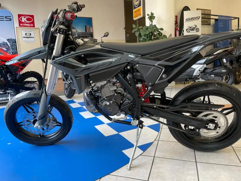 Betamotor RR 125 4T Motard T - X Special Edition (2025 - 26) (2)