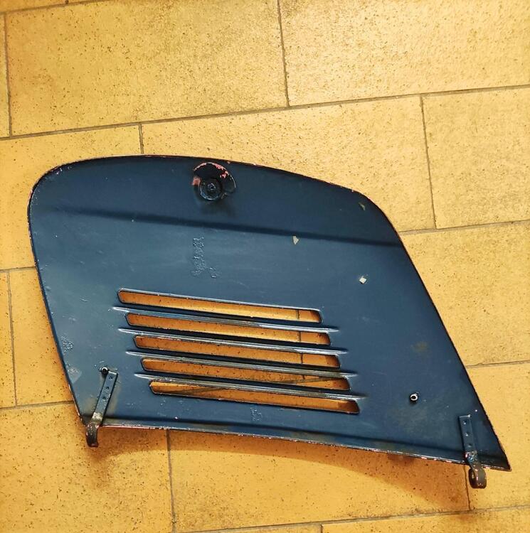 Sportellino vano motore Piaggio (2)