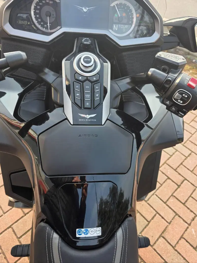 Honda GL 1800 Gold Wing Tour DCT (2021) (10)