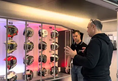 NOS Helmets a EICMA 2025: tutta la gamma e i nuovi colori [VIDEO]
