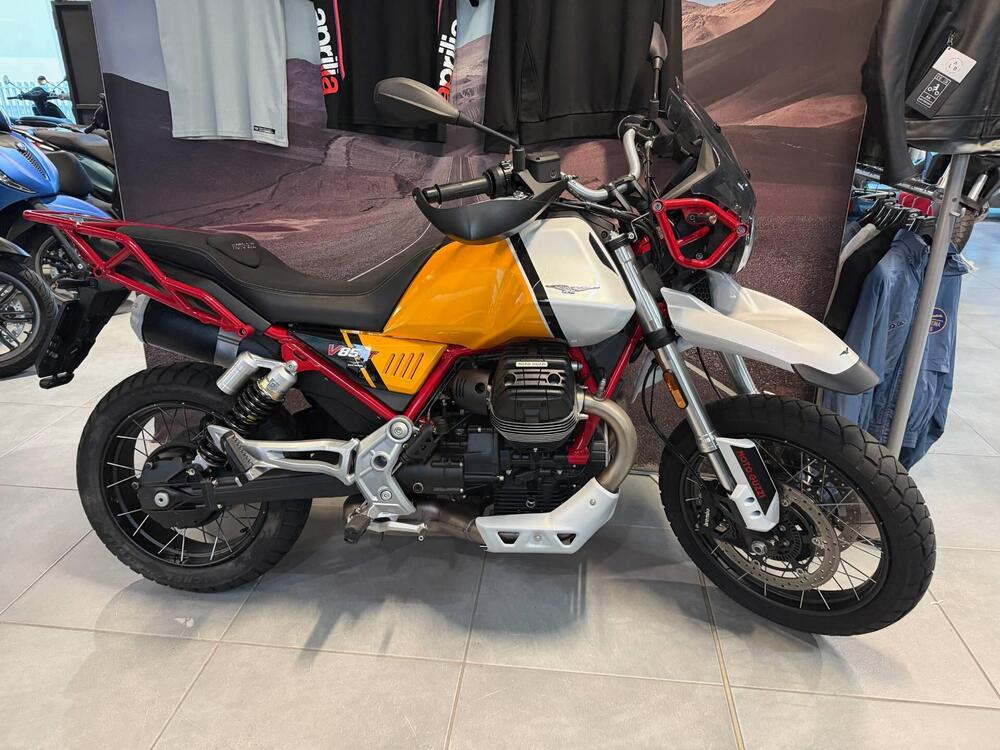 Moto Guzzi V85 TT Evocative Graphics (2021 - 23) (2)