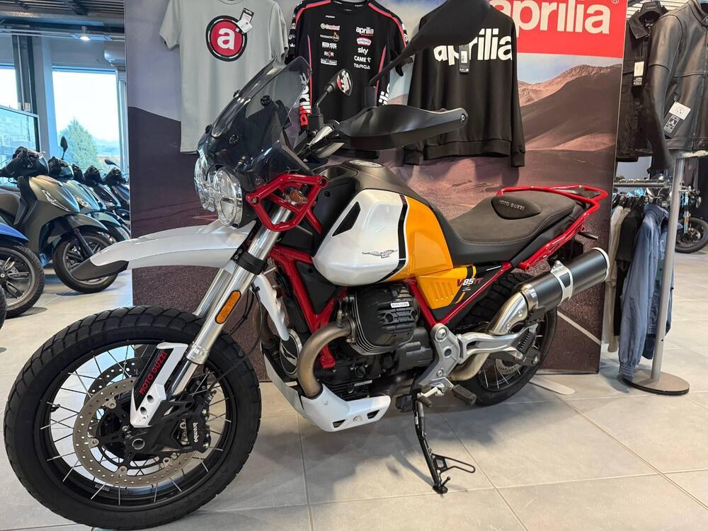 Moto Guzzi V85 TT Evocative Graphics (2021 - 23) (3)