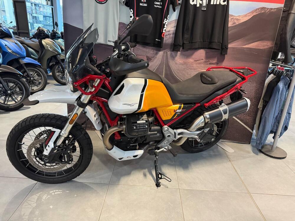 Moto Guzzi V85 TT Evocative Graphics (2021 - 23) (4)