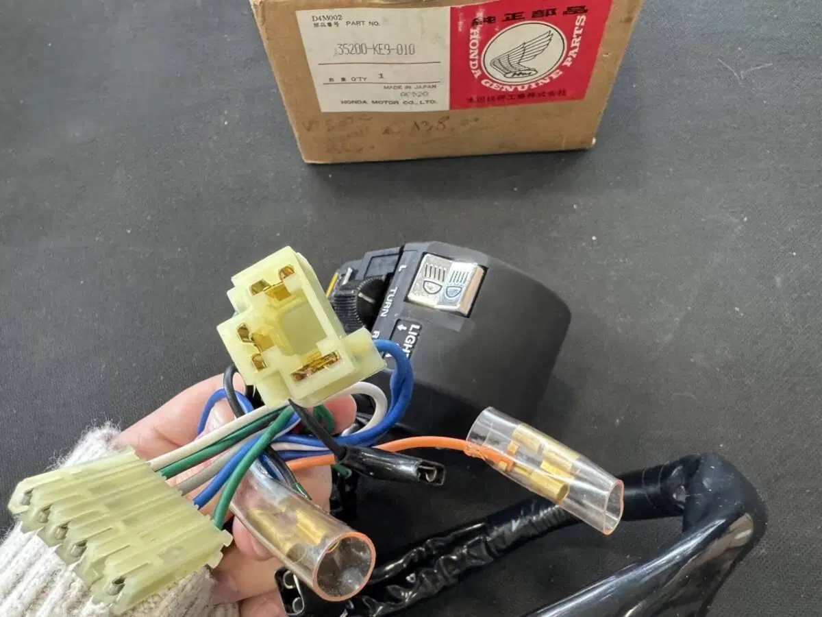 Assieme interruttori frecce Honda VT 500 C 1983 (2)