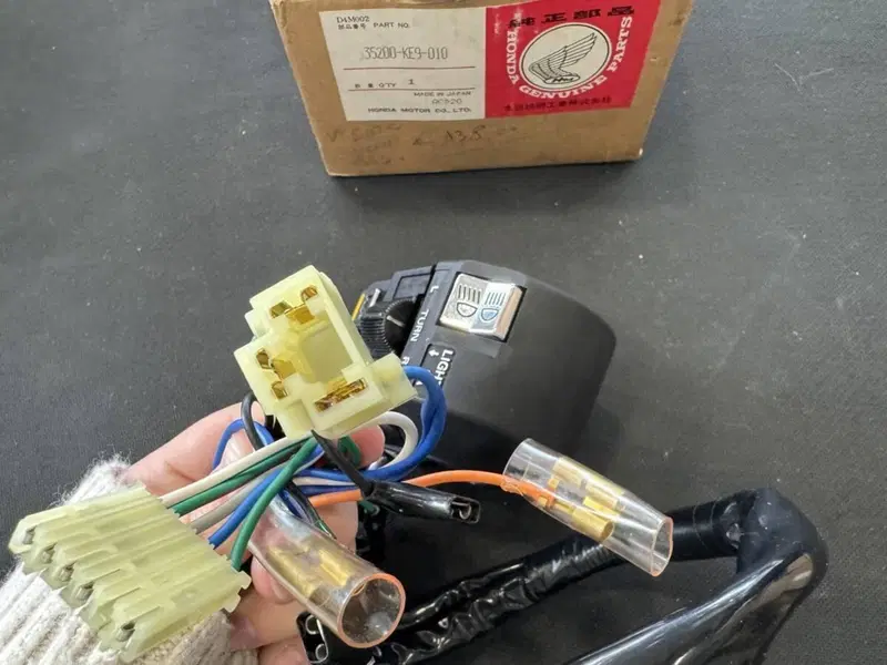 Assieme interruttori frecce Honda VT 500 C 1983 (2)