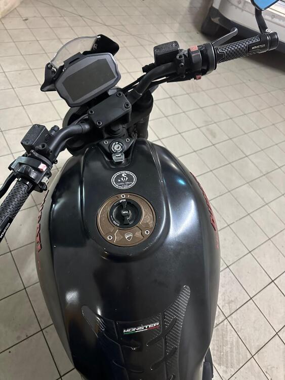 Ducati Monster 600 Dark (1998 - 01) (5)