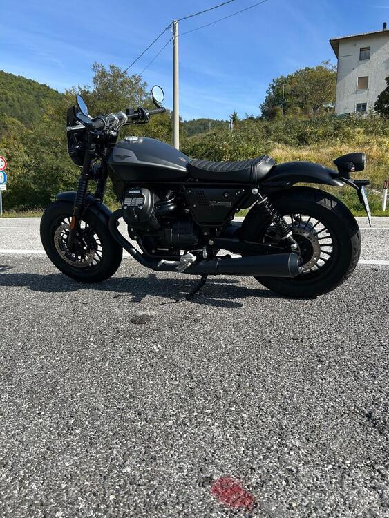 Moto Guzzi V9 Bobber (2021 - 25) (4)
