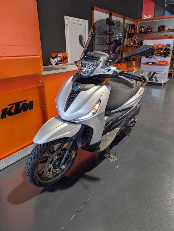 Piaggio Beverly 300 Hpe (2021) (2)