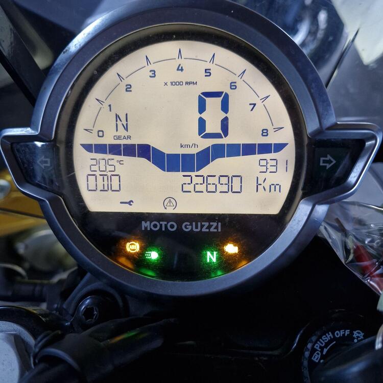 Moto Guzzi V7 Stone Centenario (2021 - 22) (5)