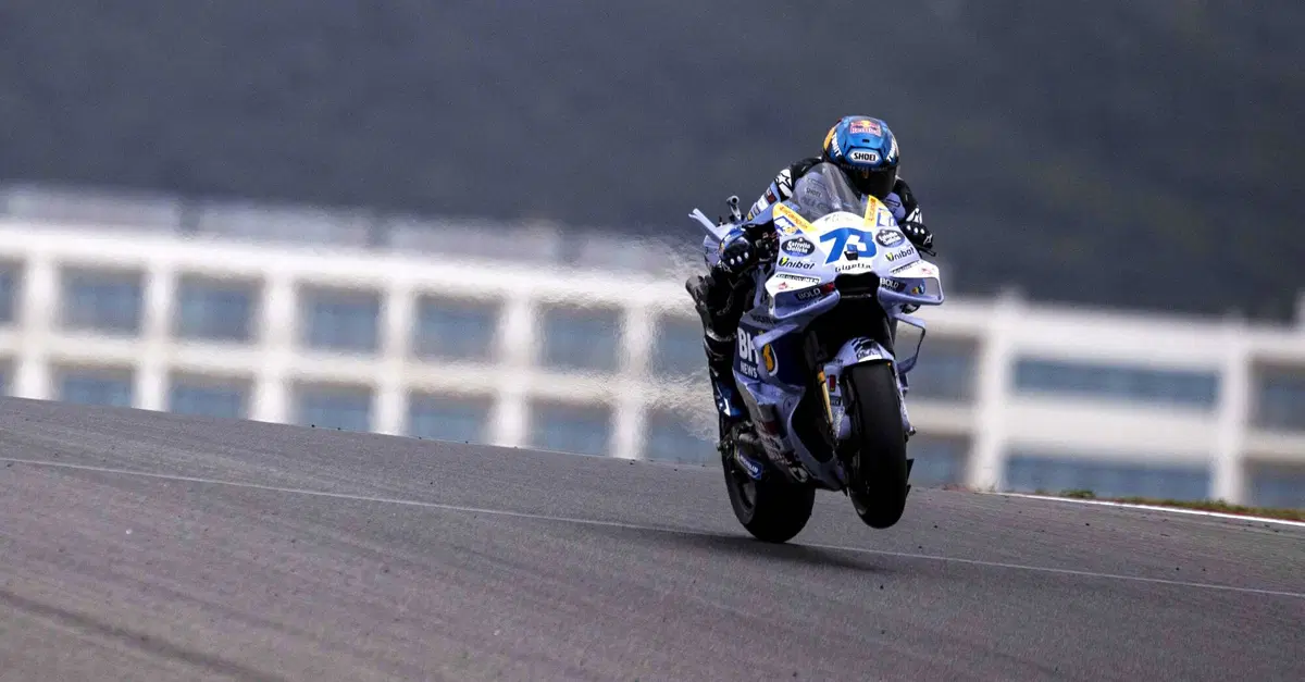 MotoGP 2025. GP del Portogallo. Alex Marquez batte Pedro Acosta e vince la Sprint, terzo Bezzecchi [RISULTATI]