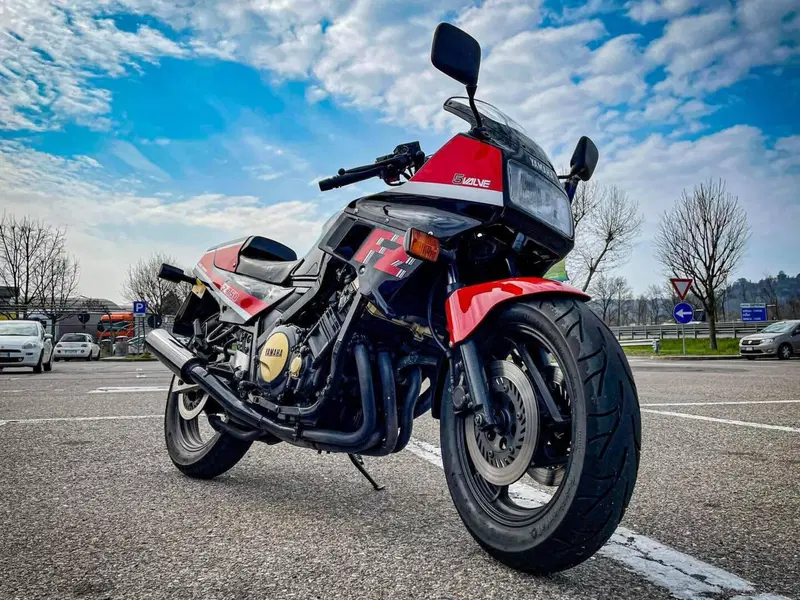 Yamaha FZ 750 (2)