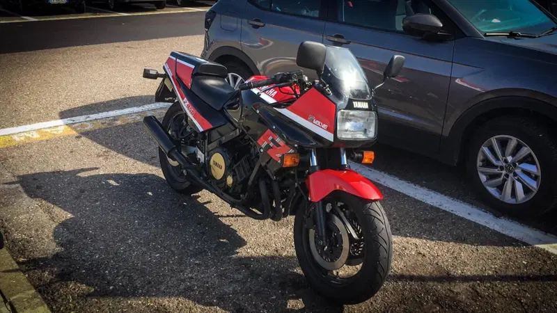 Yamaha FZ 750 (5)