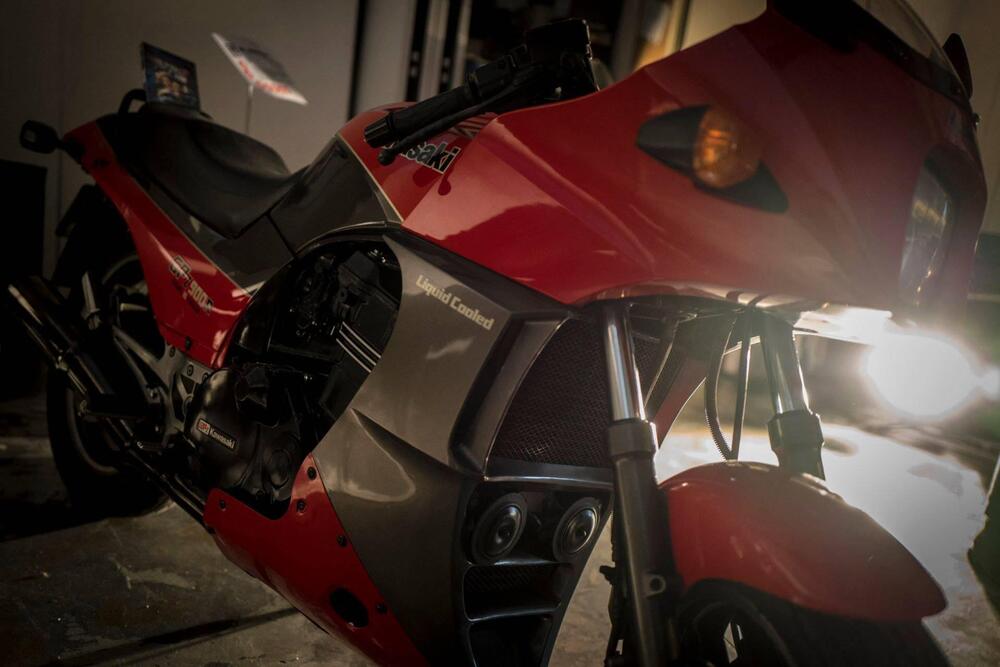 Kawasaki GPZ 900R (5)