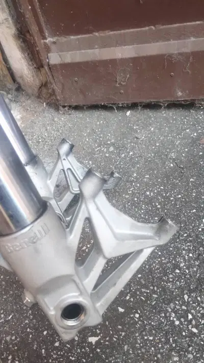 Gruppo Forcelle complete di trapezio e piastra sup Benelli