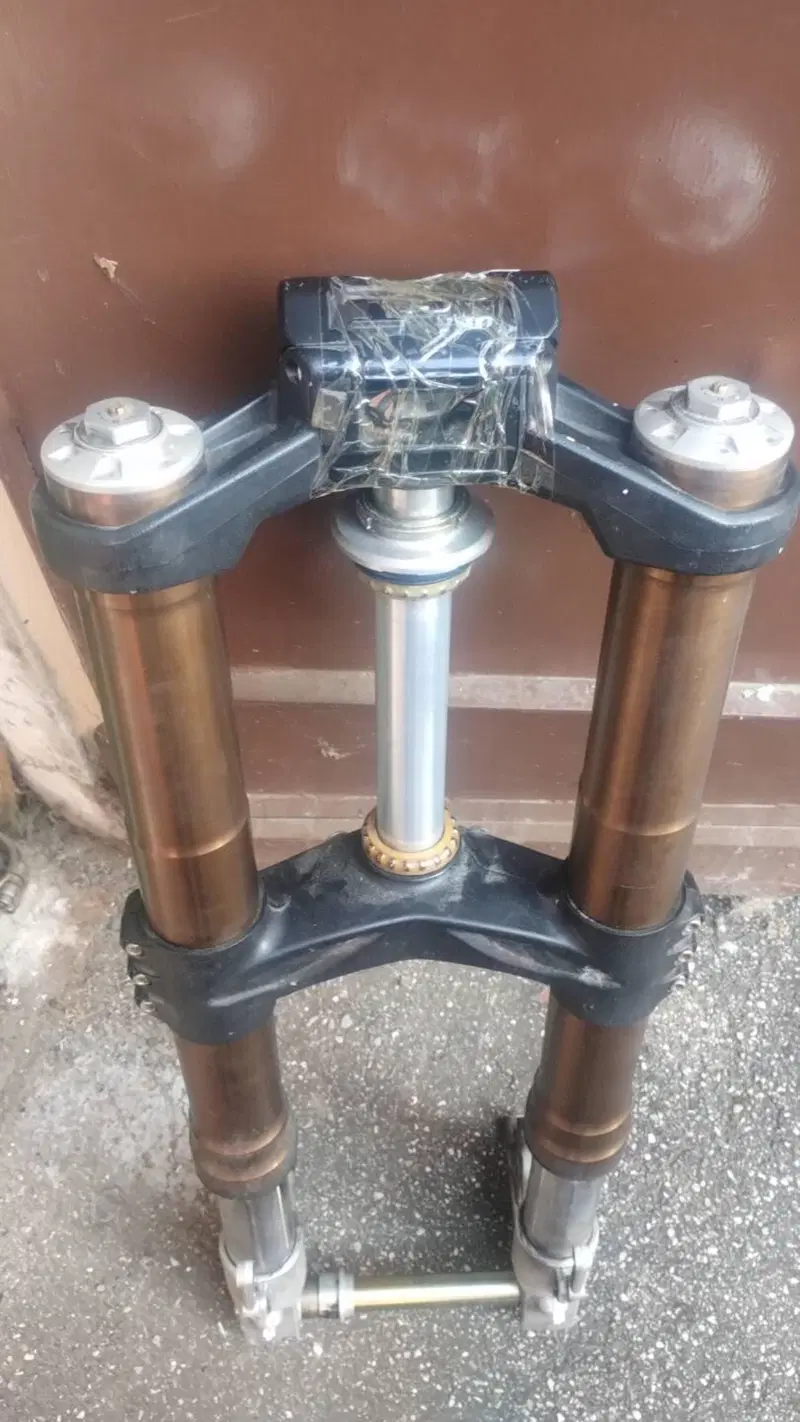 Gruppo Forcelle complete di trapezio e piastra sup Benelli (3)