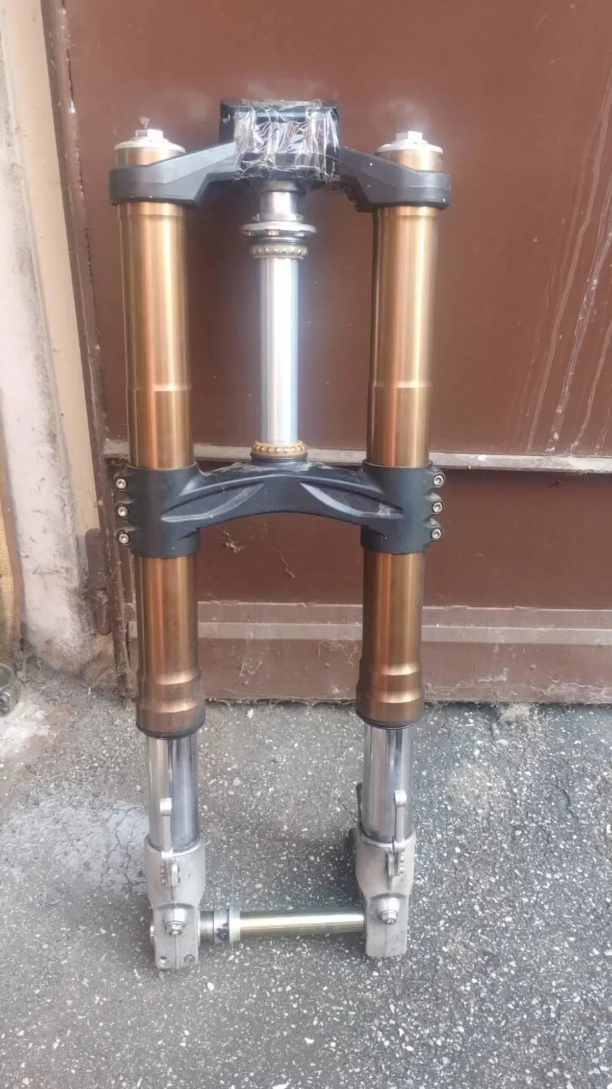 Gruppo Forcelle complete di trapezio e piastra sup Benelli (4)