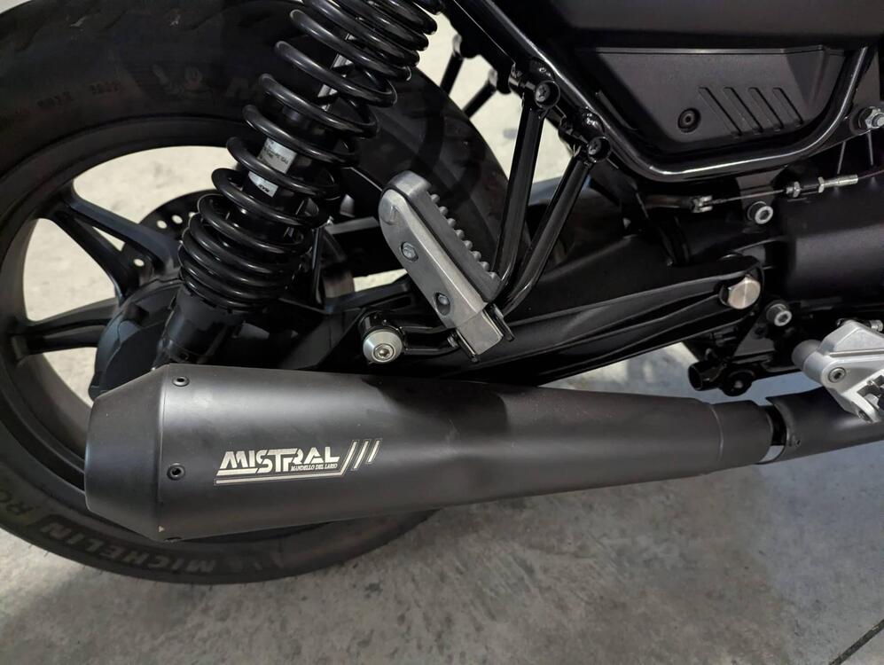 Moto Guzzi V7 Stone (2021 - 24) (3)