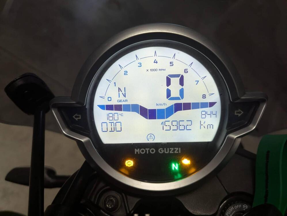 Moto Guzzi V7 Stone (2021 - 24) (5)