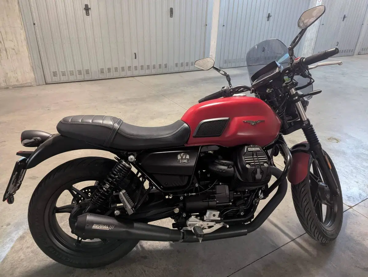 Moto Guzzi V7 Stone (2021 - 24) (6)