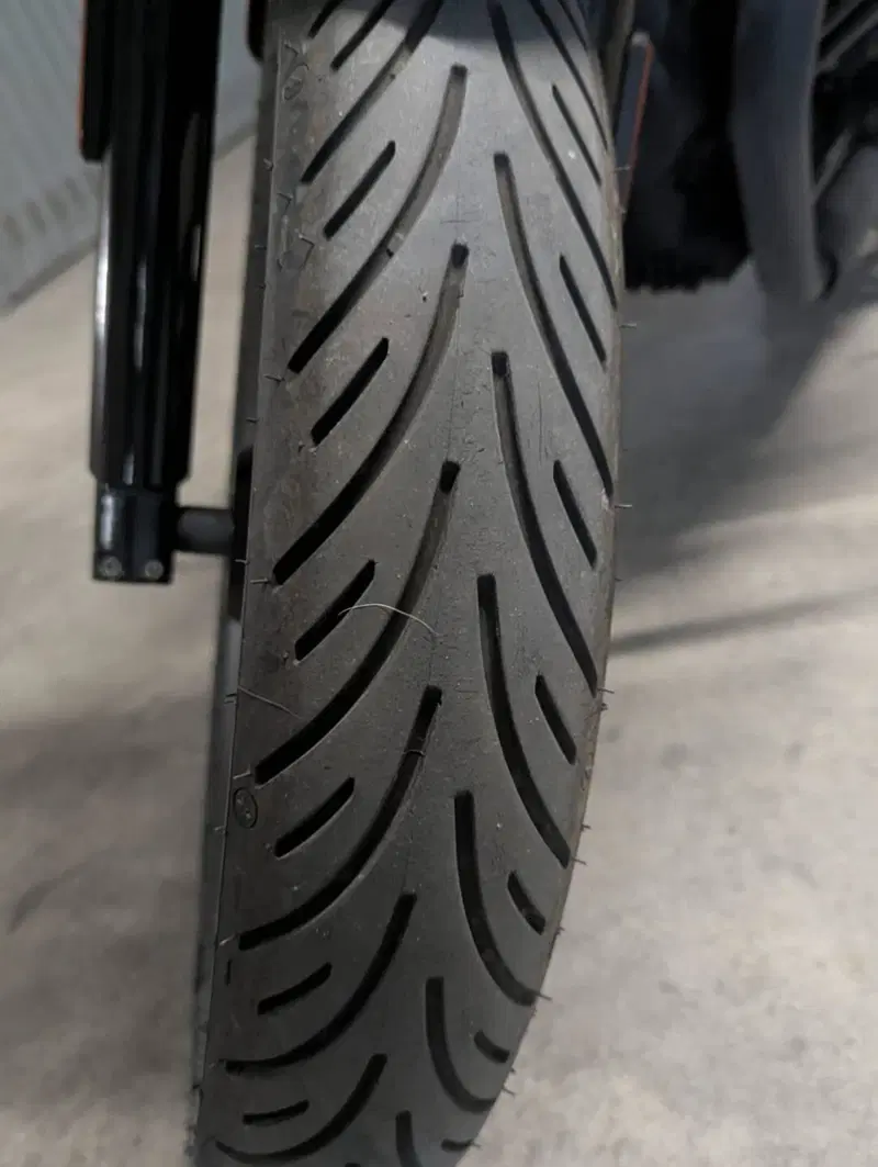 Moto Guzzi V7 Stone (2021 - 24) (7)
