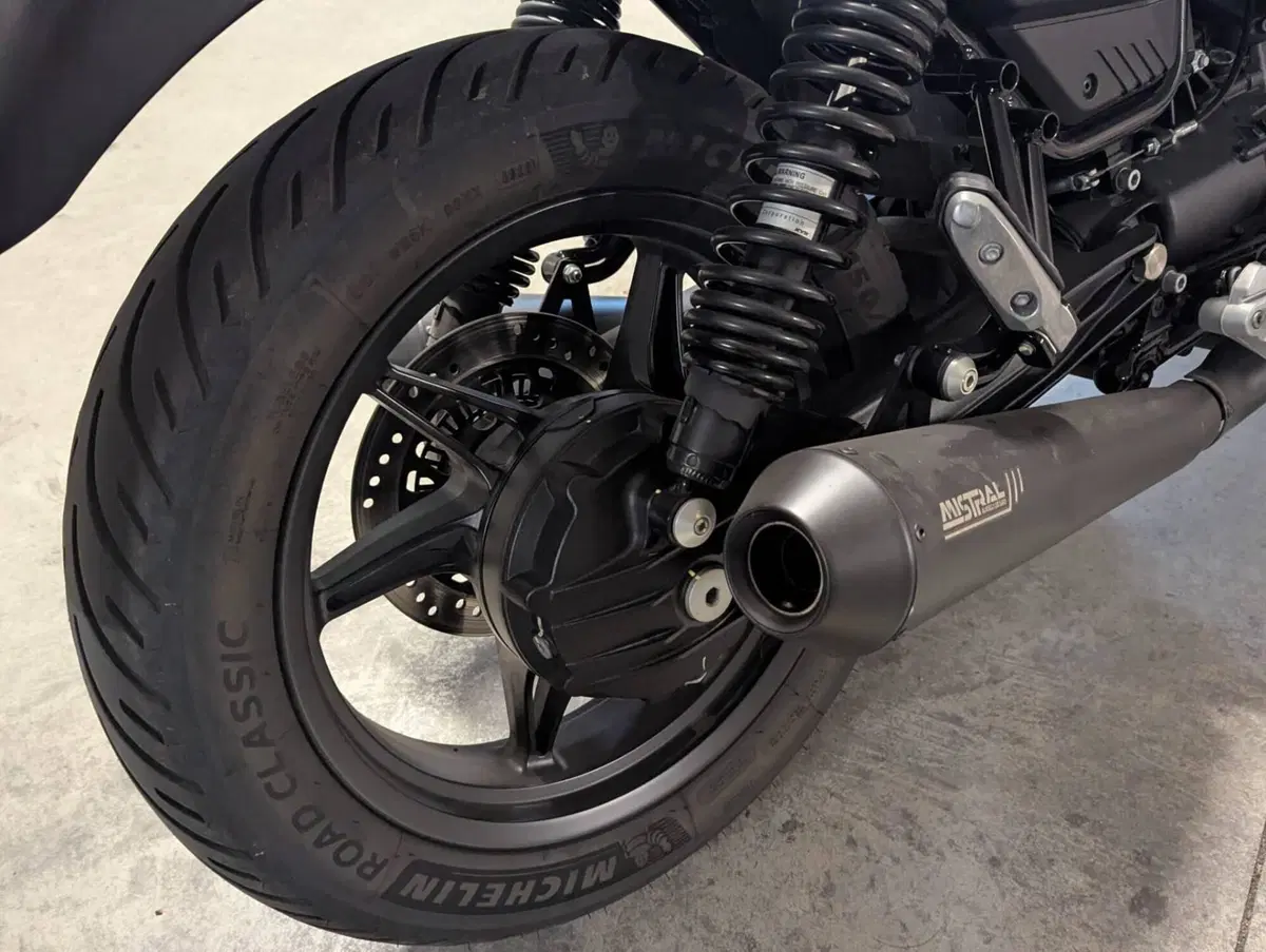 Moto Guzzi V7 Stone (2021 - 24) (8)