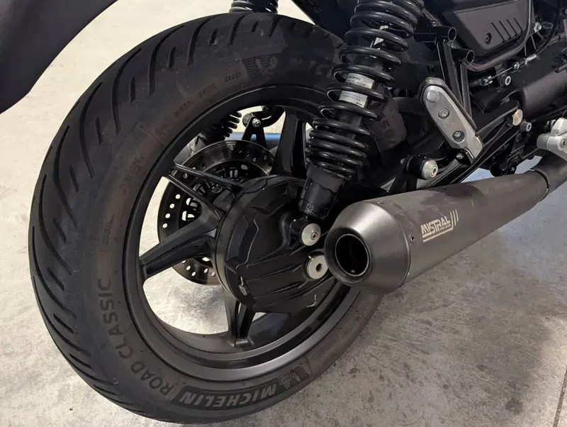 Moto Guzzi V7 Stone (2021 - 24) (8)