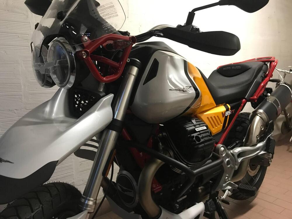 Moto Guzzi V85 TT (2021 - 23) (2)