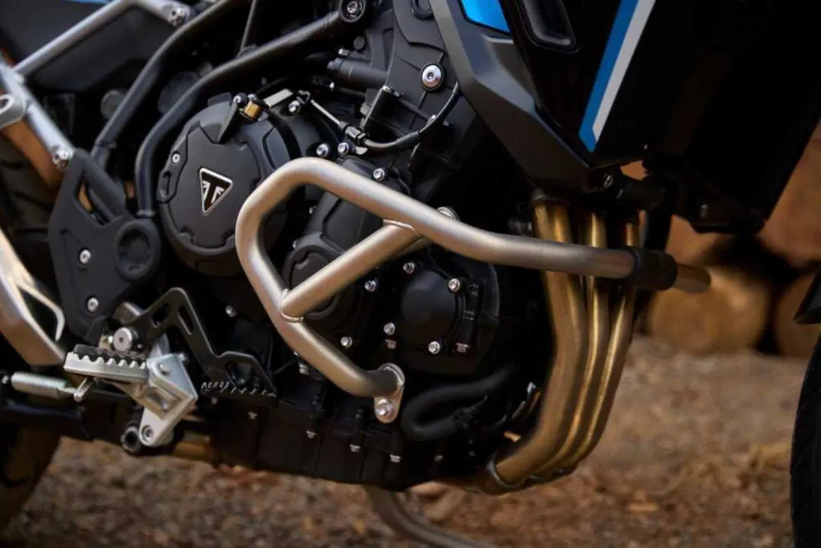 Triumph Tiger 900 e 1200: arrivano le Alpine e Desert Edition 2026 (2)