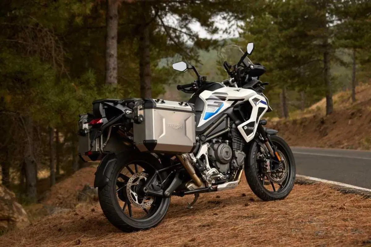 Triumph Tiger 900 e 1200: arrivano le Alpine e Desert Edition 2026 (5)