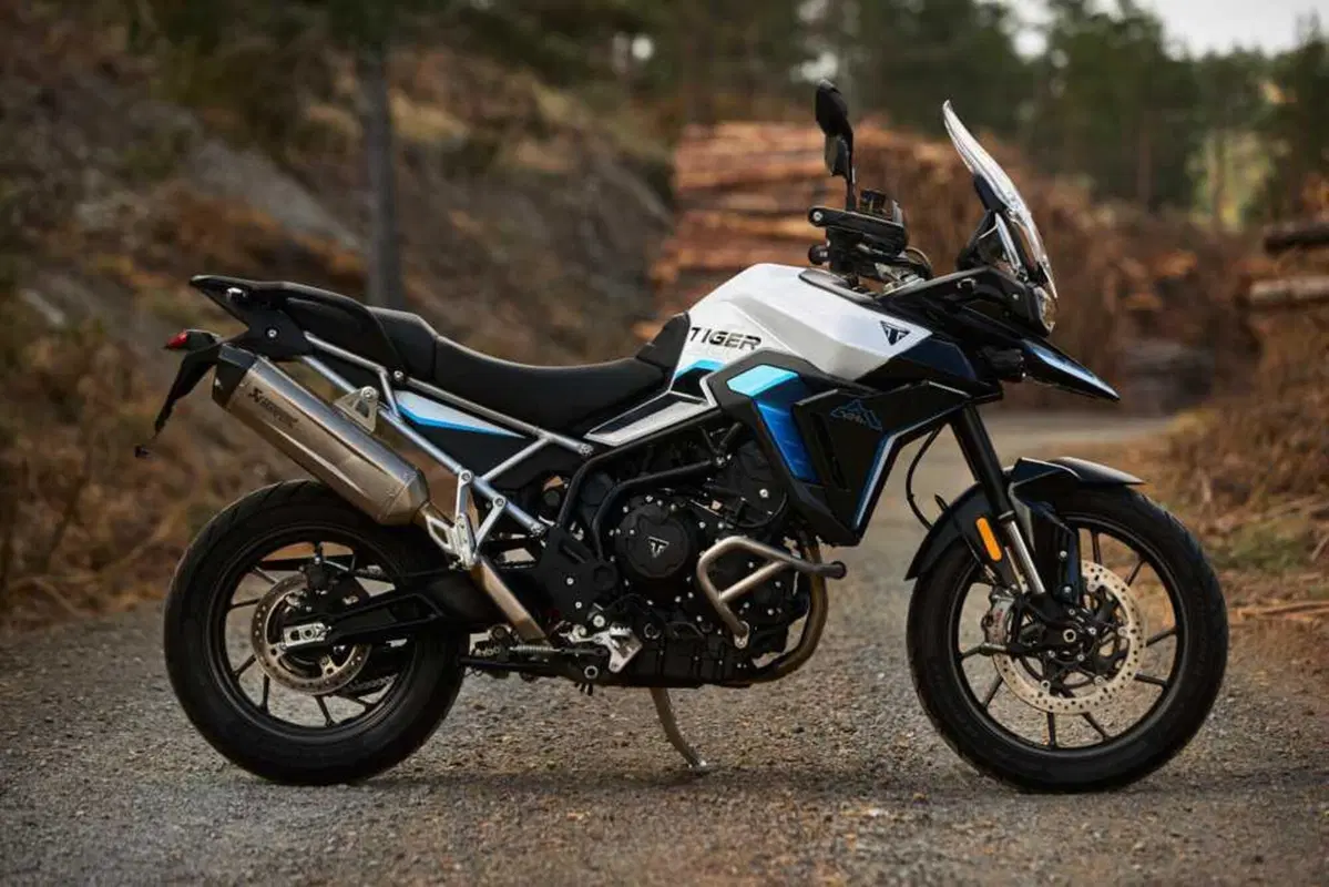 Triumph Tiger 900 e 1200: arrivano le Alpine e Desert Edition 2026 (6)