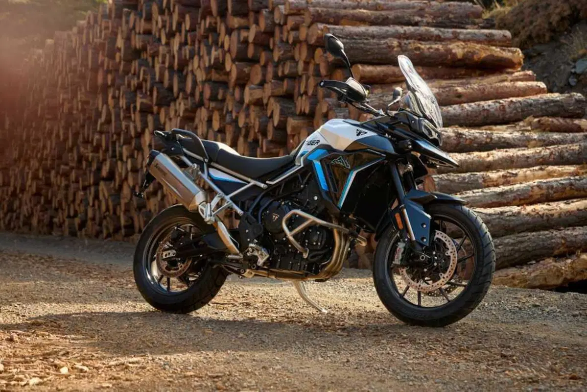 Triumph Tiger 900 e 1200: arrivano le Alpine e Desert Edition 2026 (7)