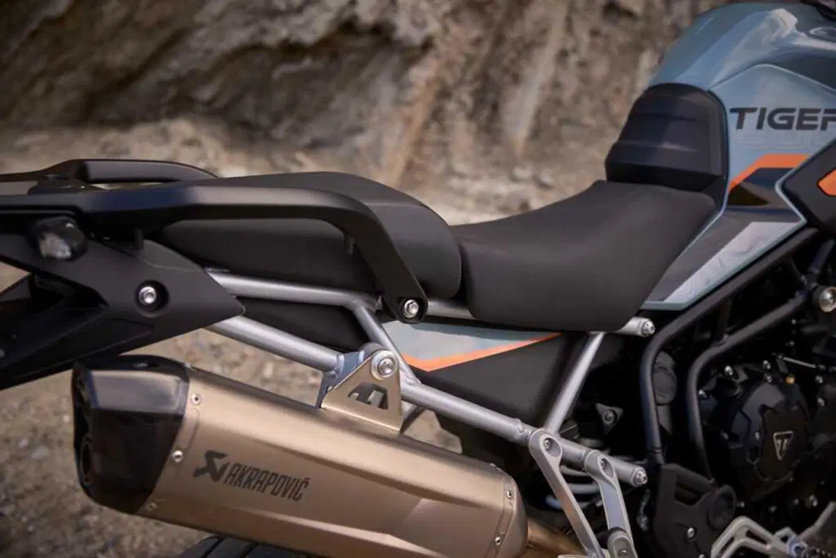 Triumph Tiger 900 e 1200: arrivano le Alpine e Desert Edition 2026 (8)