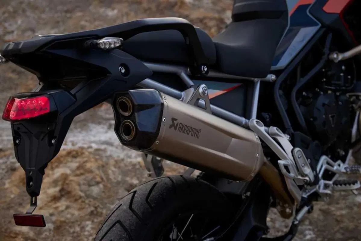 Triumph Tiger 900 e 1200: arrivano le Alpine e Desert Edition 2026 (9)