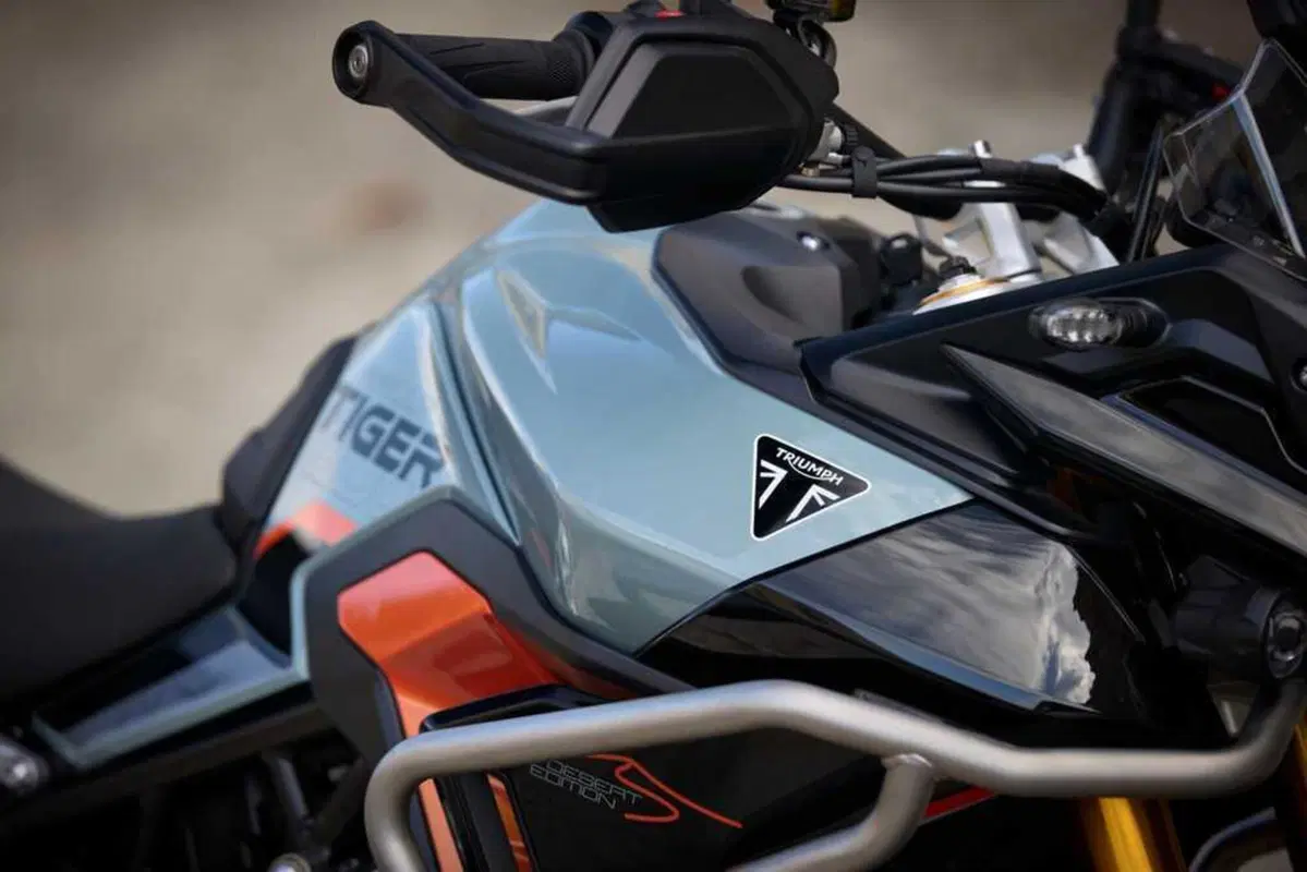 Triumph Tiger 900 e 1200: arrivano le Alpine e Desert Edition 2026 (11)