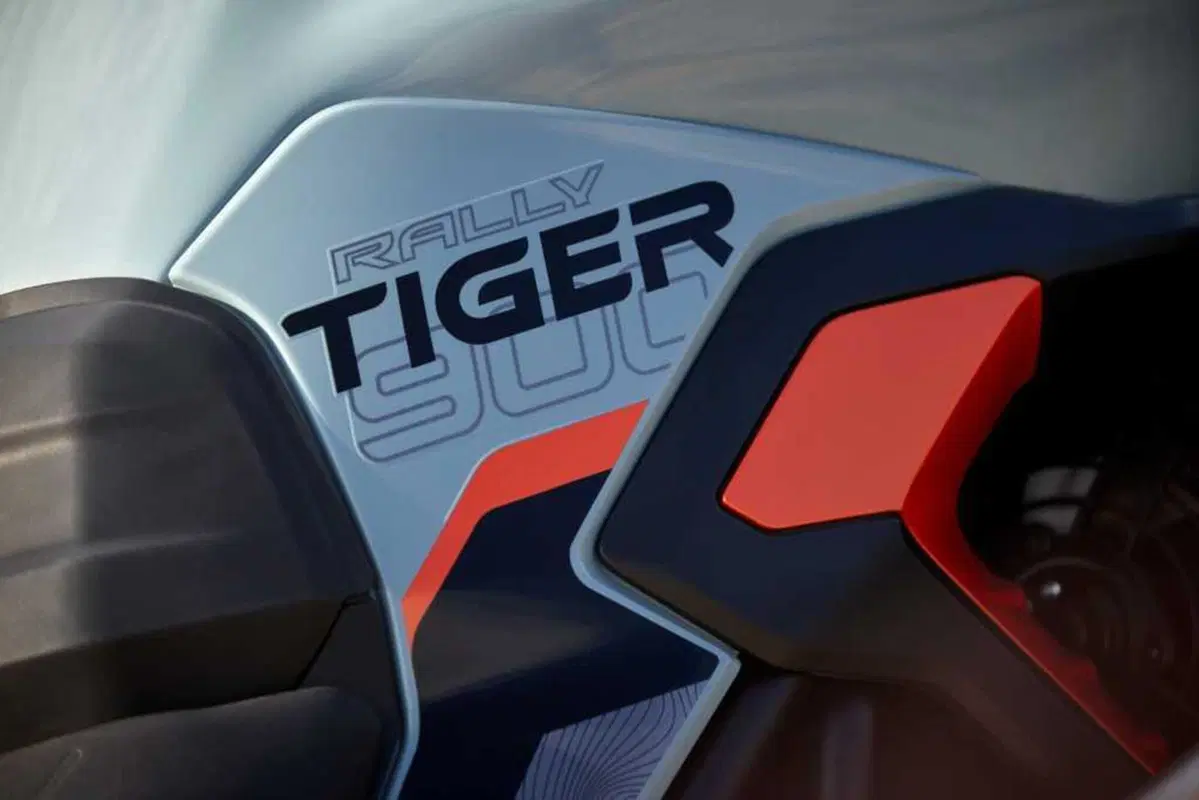 Triumph Tiger 900 e 1200: arrivano le Alpine e Desert Edition 2026 (12)