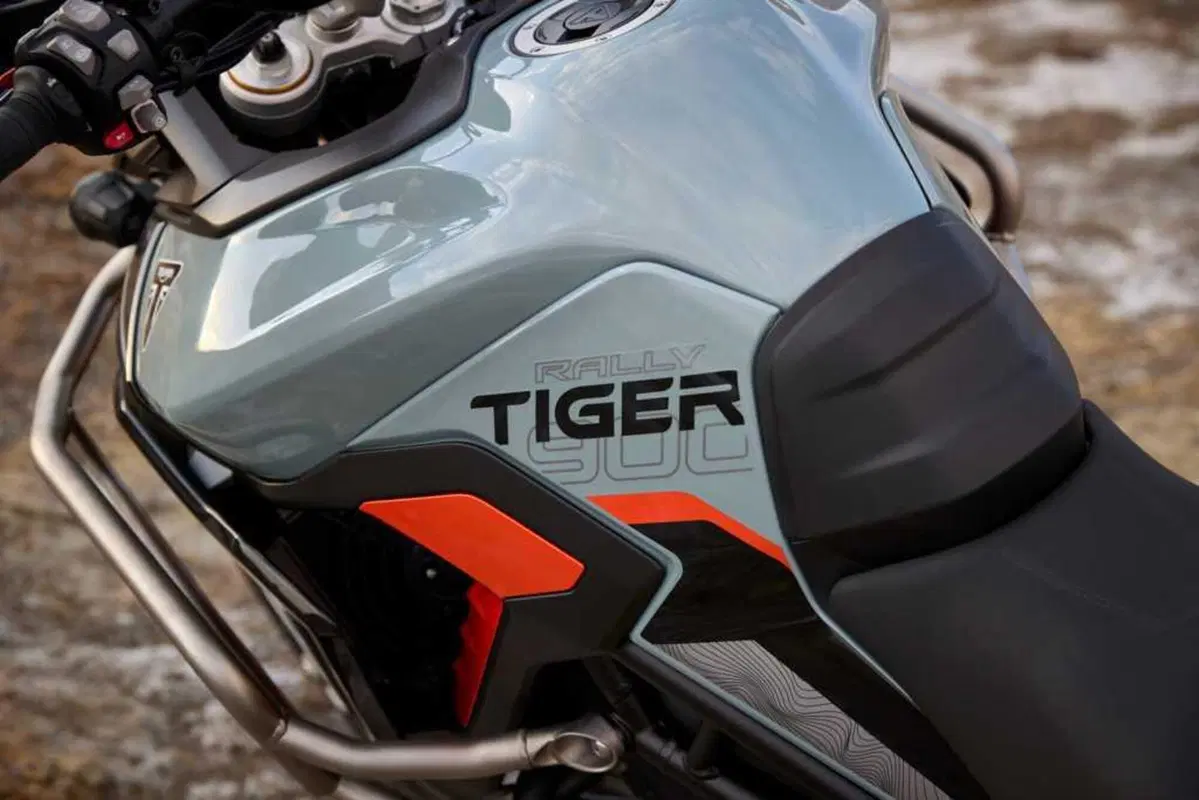 Triumph Tiger 900 e 1200: arrivano le Alpine e Desert Edition 2026 (13)