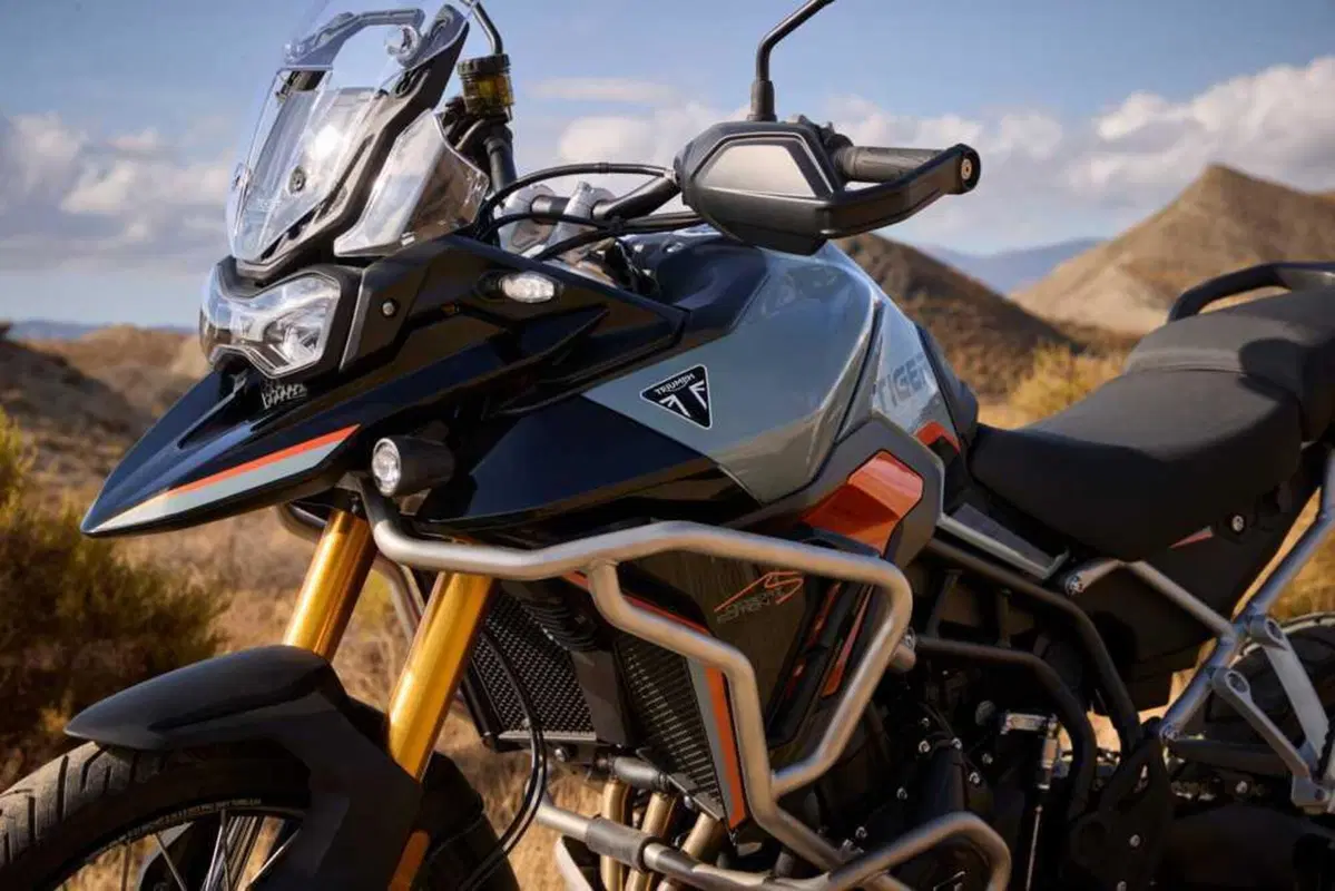 Triumph Tiger 900 e 1200: arrivano le Alpine e Desert Edition 2026 (14)