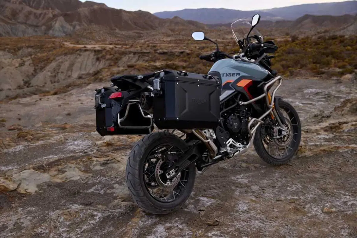 Triumph Tiger 900 e 1200: arrivano le Alpine e Desert Edition 2026 (15)