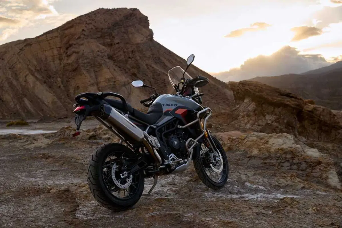 Triumph Tiger 900 e 1200: arrivano le Alpine e Desert Edition 2026 (16)