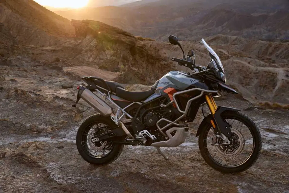Triumph Tiger 900 e 1200: arrivano le Alpine e Desert Edition 2026 (17)