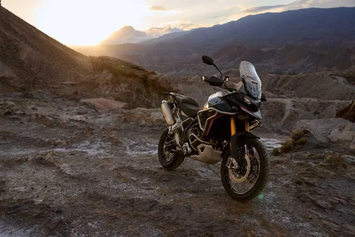 Triumph Tiger 900 e 1200: arrivano le Alpine e Desert Edition 2026 (18)