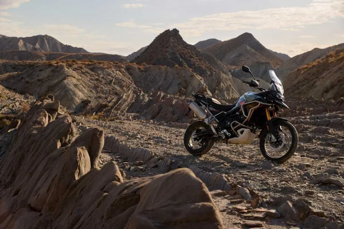 Triumph Tiger 900 e 1200: arrivano le Alpine e Desert Edition 2026 (19)