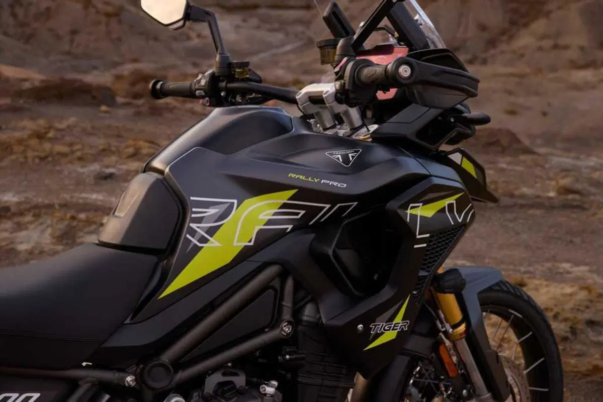 Triumph Tiger 900 e 1200: arrivano le Alpine e Desert Edition 2026 (20)