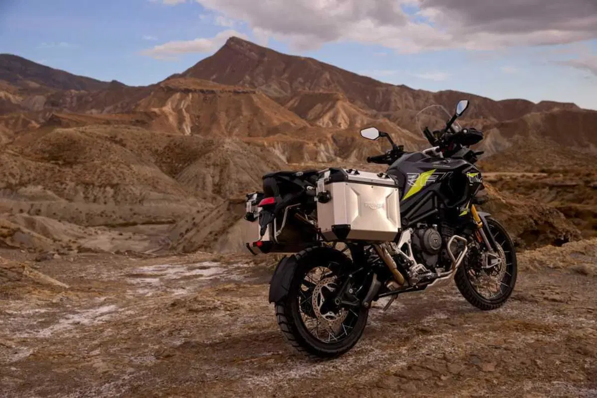 Triumph Tiger 900 e 1200: arrivano le Alpine e Desert Edition 2026 (21)