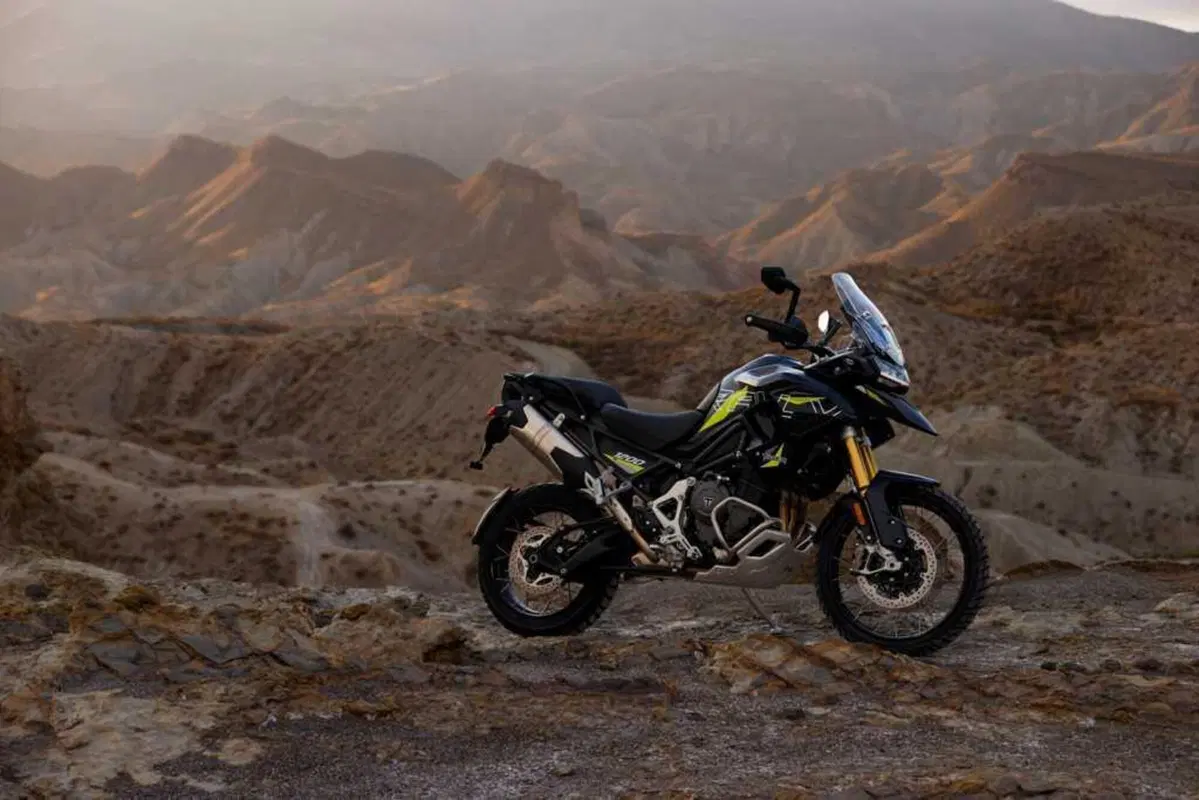 Triumph Tiger 900 e 1200: arrivano le Alpine e Desert Edition 2026 (22)